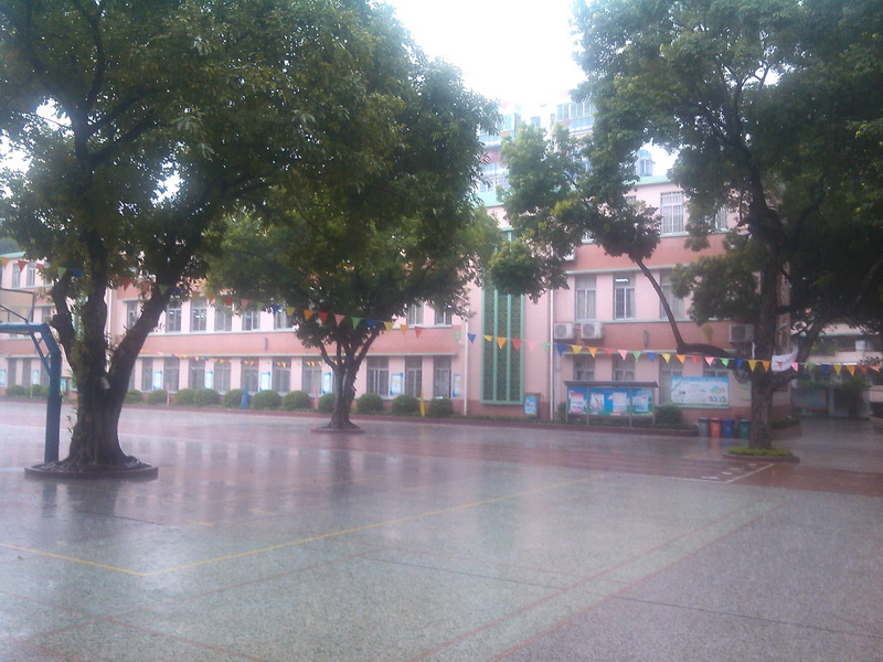 大雨滂沱中的铁四校园